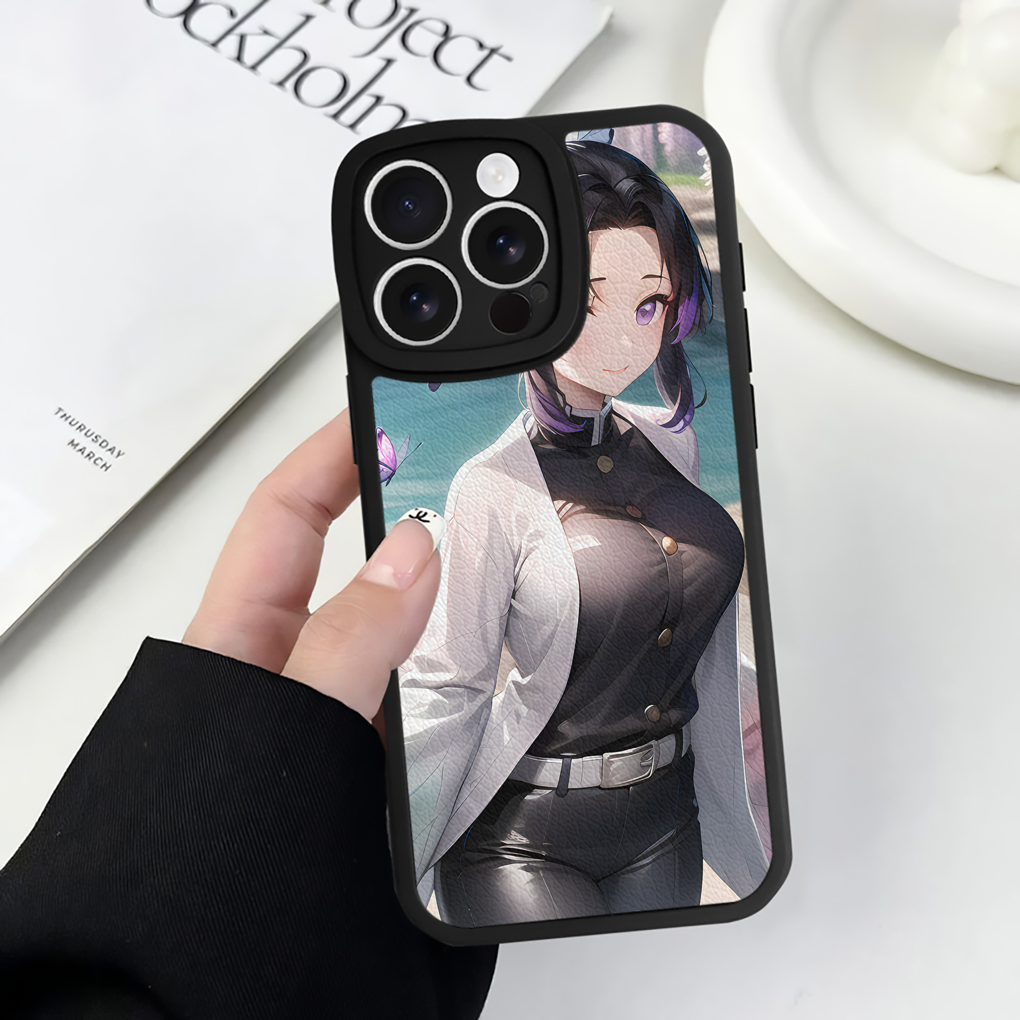 （画像用） 鬼滅の刃（きめつのやいば）蟲柱-胡蝶 しのぶ／こちょう しのぶ Kochou Shinobu 【iPhone 16シリーズ対応】シリコンスマホケース（レザー調） 材質：シリコン